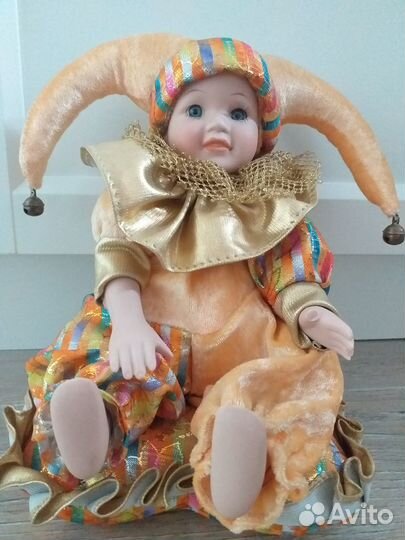 Кукла фарфоровая