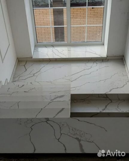 Лестница из камня кварцевый агломерат