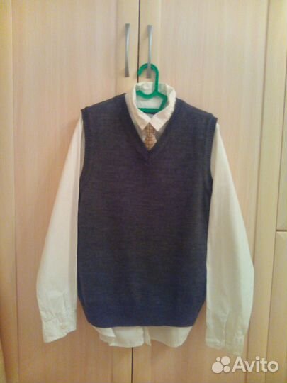 Рубашки белые, в клетку, жилет