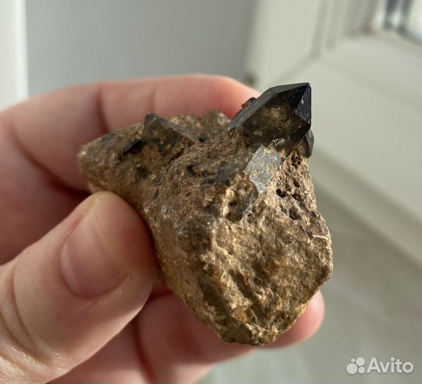 Камень с настоящей друзой раухтопаза