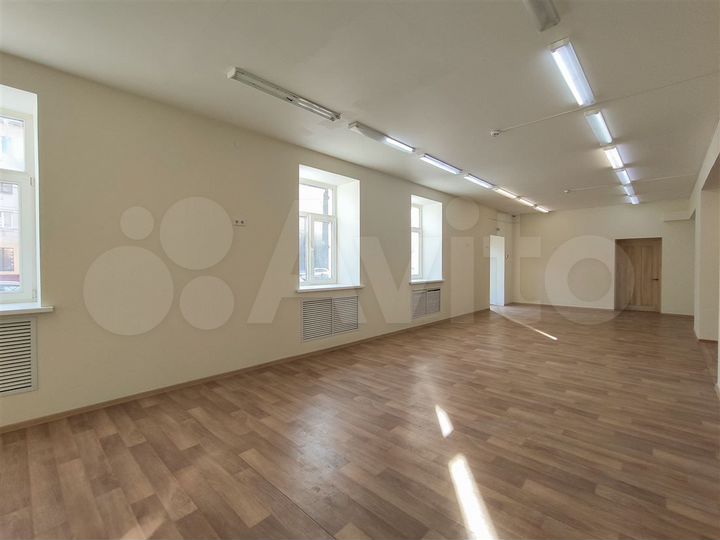 В центре на первом), с 2-мя отд.входами