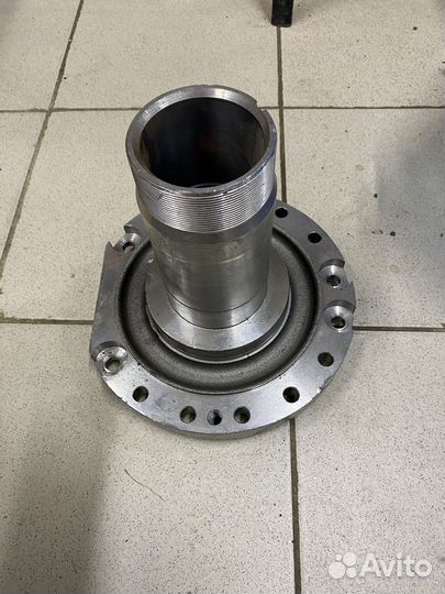 Цапфа левая 4310 с втулкой новая