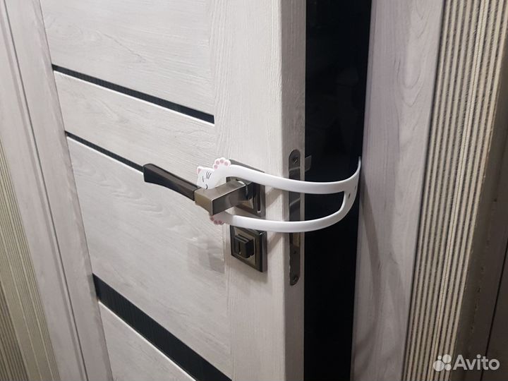 Регулируемая защелка двернго держателя для питомца