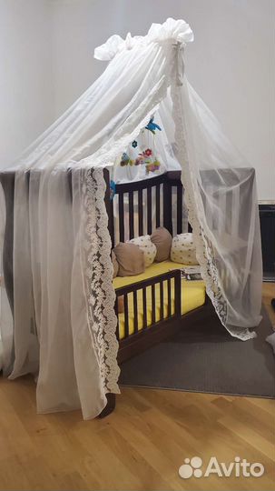 Балдахинбалдахин с широким кружевом и бантом