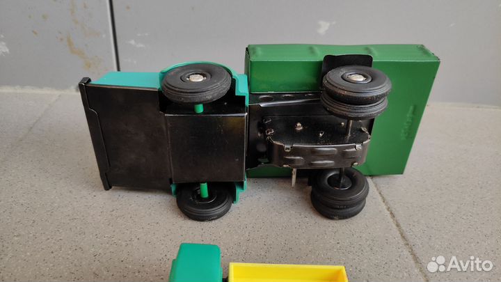Коллекционная игрушка. Заводной грузовик металл