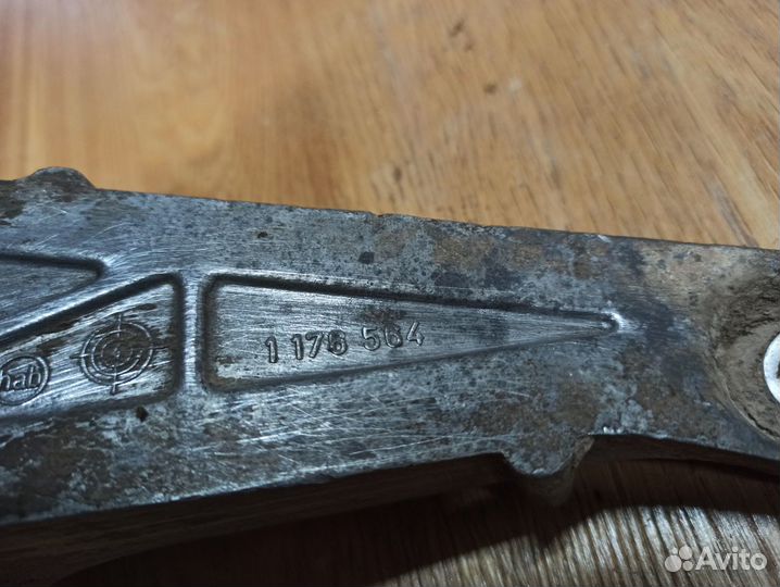 Кронштейн двигателя правый BMW E30