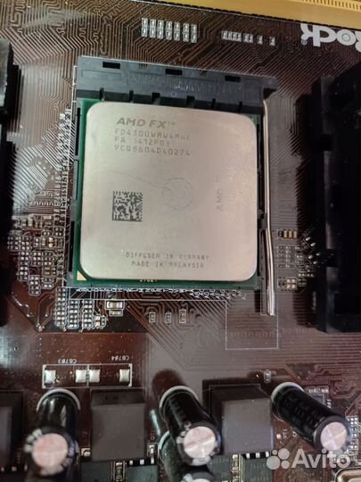 Материнская плата с процессором и памятью