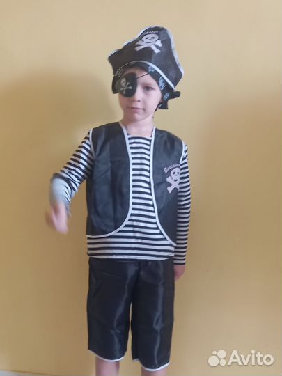 Много новогодних костюмов