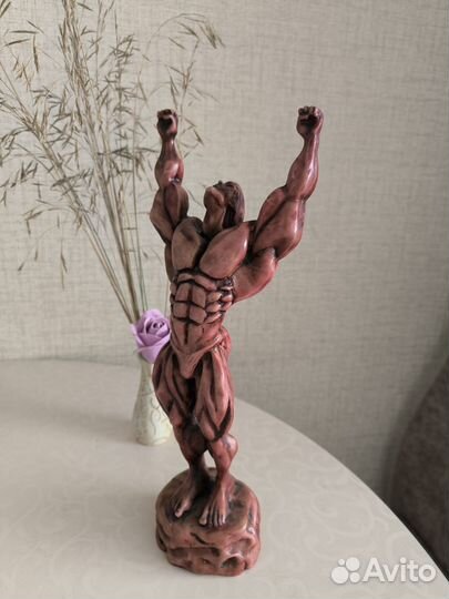 Скульптура спортсмена бодибилдер