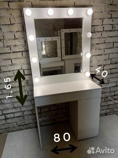 Гримерный столик с лампочками