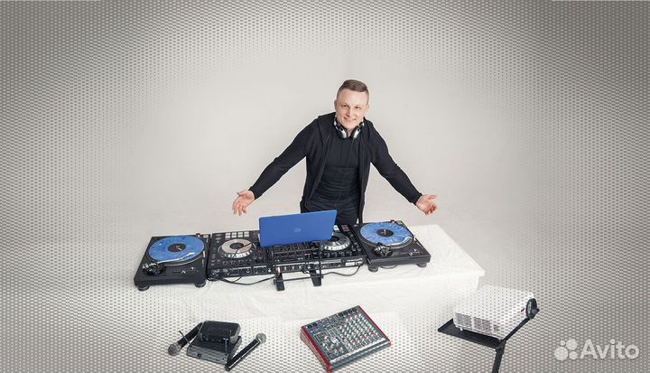 Диджей с оборудованием