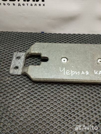 Кронштейн бокса для хранения Volvo FH4 82951661