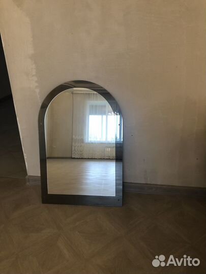 Зеркало в хорошем состоянии в красивом обрамлении