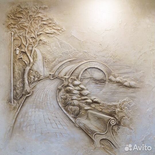 Барельефы и роспись стен