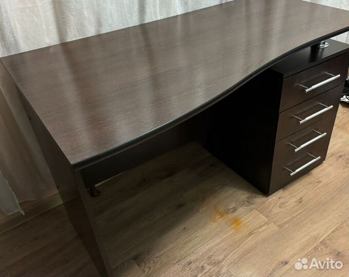 Письменный стол