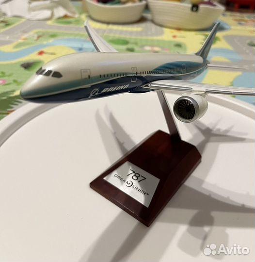 Модель самолета boeing 787 dreamliner