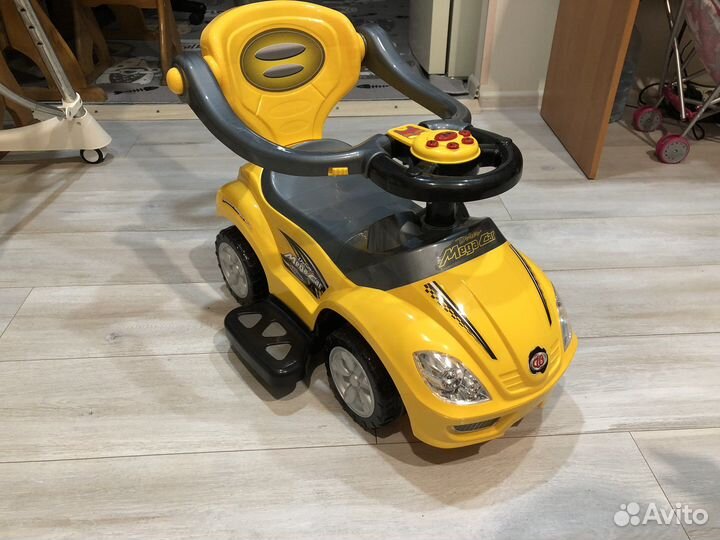 Машинка каталка с родительской ручкой