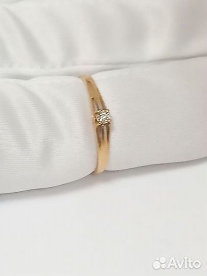 Золотое кольцо с бриллиантом 17,5р