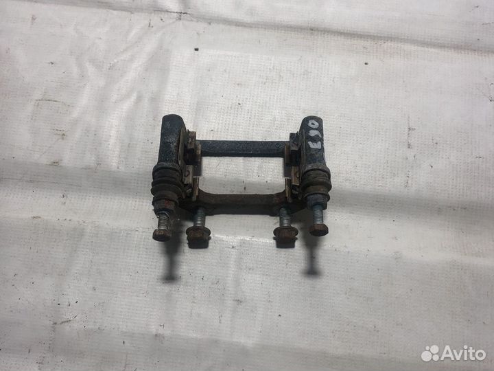 Скоба тормозного суппорта задний правый BMW E90