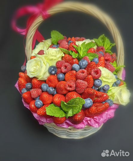 Корзина с цветами и ягодами