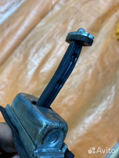 Ограничитель двери задний левый ford focus 2