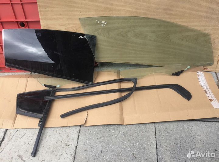 Стекло малое от правой задней двери KIA Cerato 3