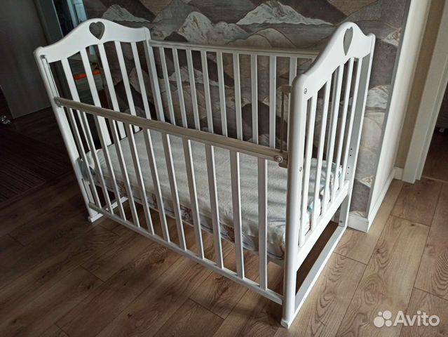 Детская кроватка с маятником