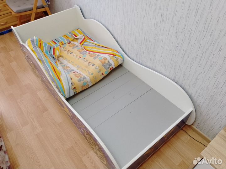 Детская кроватка-автомобиль