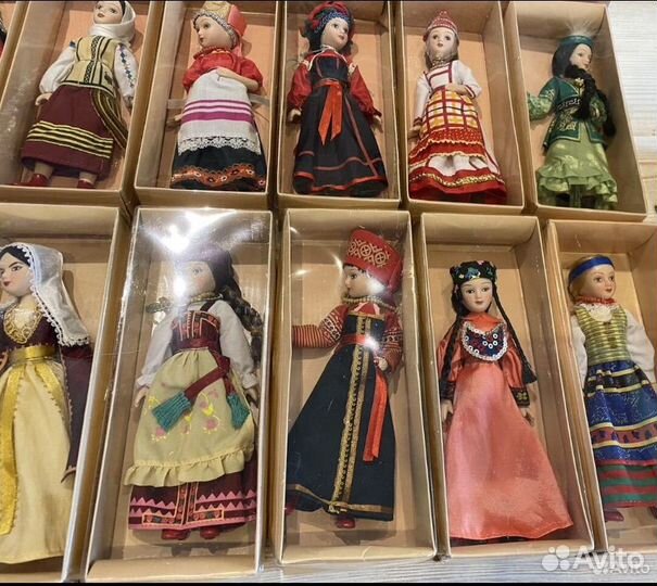 Фарфоровые куклы в народных костюмах