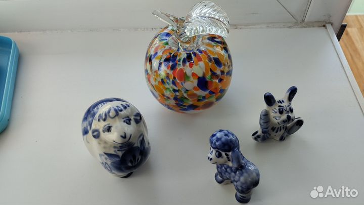 Предметы интерьера-фигурки Гжель и яблоко (стекло)