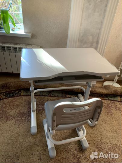 Детский письменный стол и стул