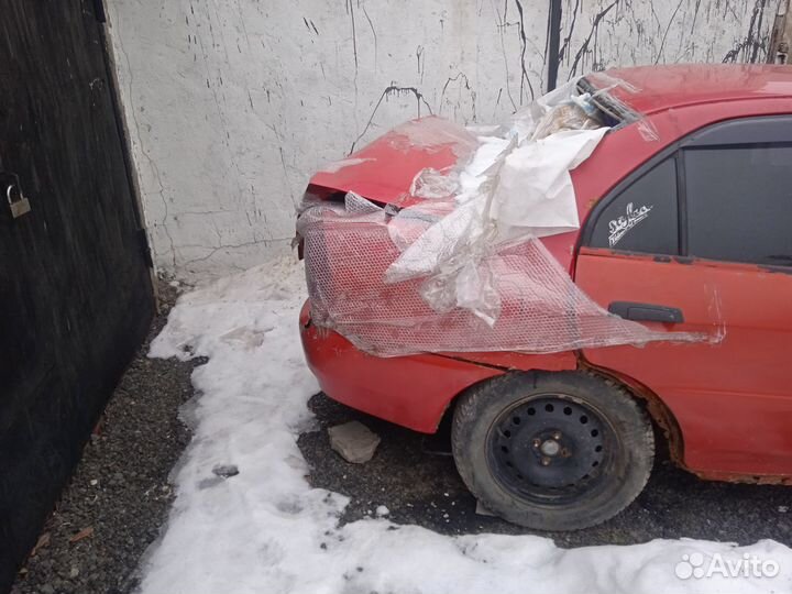 Mitsubishi Lancer 1.3 МТ, 1997, битый, 75 000 км