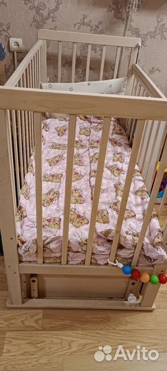 Детская кроватка с маятником