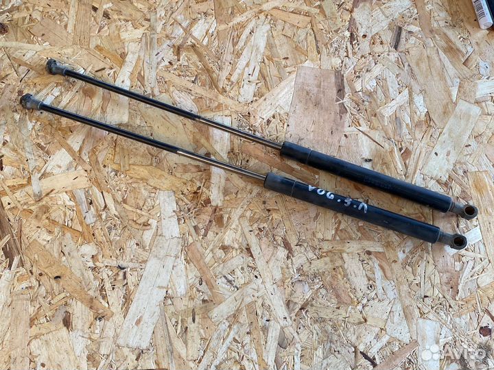 Амартизатор багажника Ренж Ровер Вог