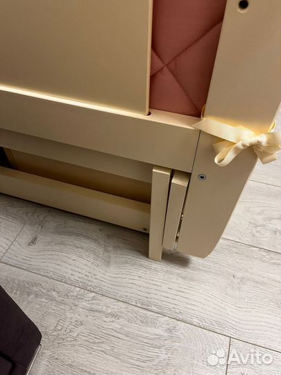 Детская кроватка с маятником и ящиком