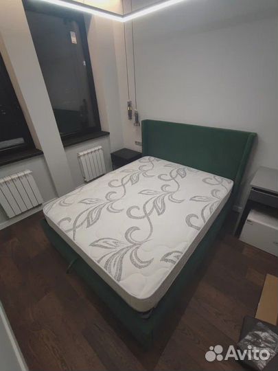 Двуспальная кровать с подъемным механизмом