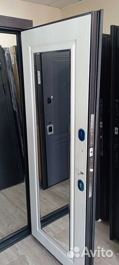 Входная дверь с зеркалом