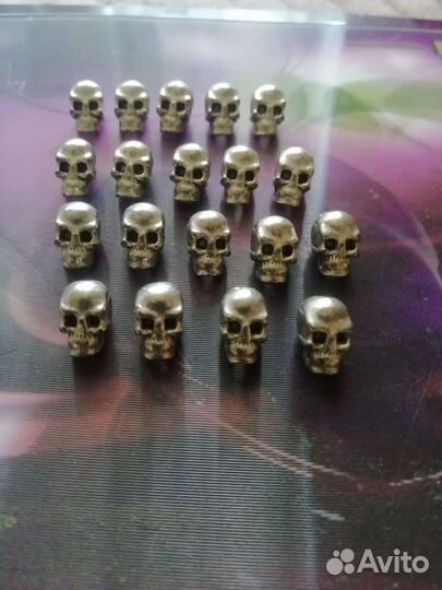 Бусины с черепушками