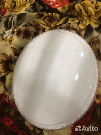 Продаю потолочный светильник