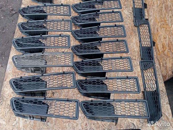 Решотка радиатор переднего бампера Renault Logan 1