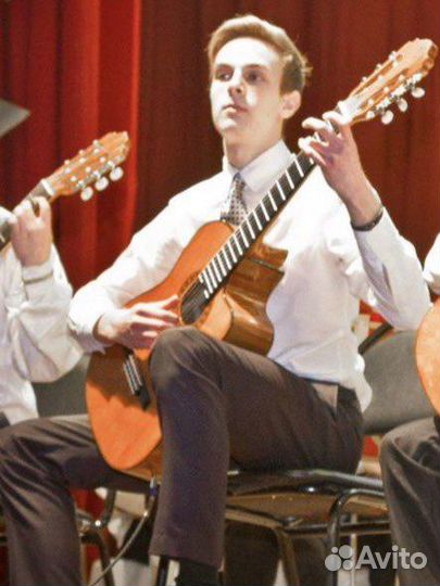 Учитель игры на гитаре