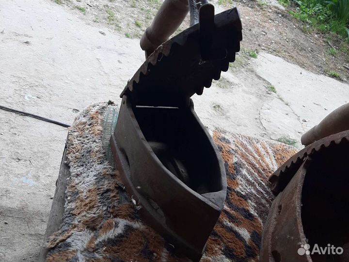 Старинный утюг на углях
