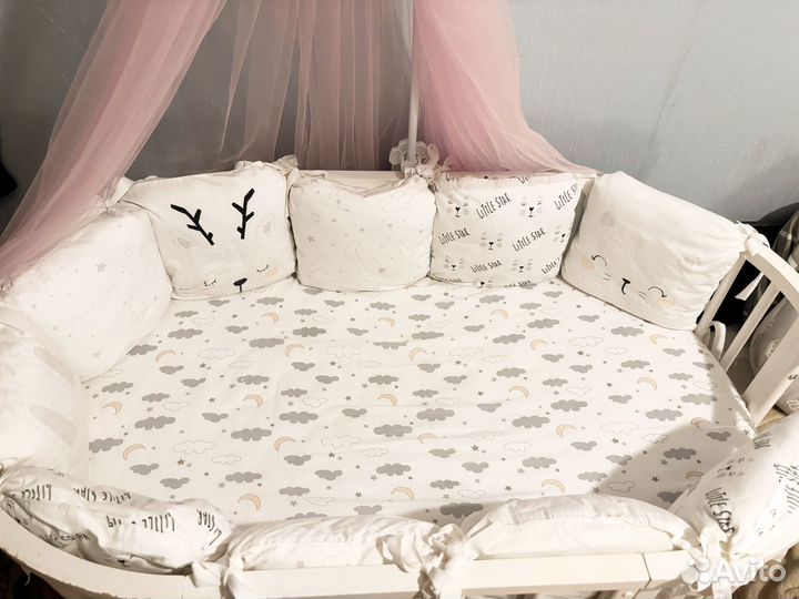 Детская кроватка с маятником