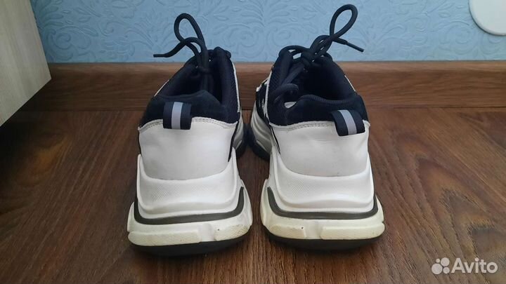 Кроссовки женские