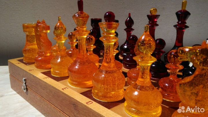 Шахматы янтарный цвет