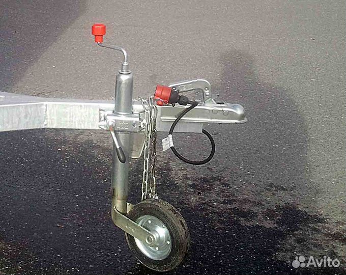 Легковой прицеп с тентом и опорным колесом