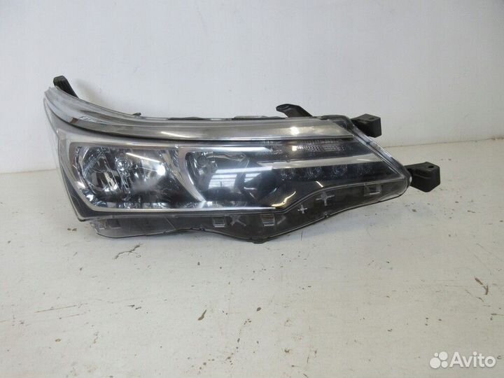 Фара правая Toyota Corolla E18 8111002L50