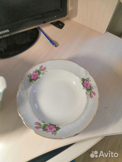 Тарелки суповые 6 шт. и супница (