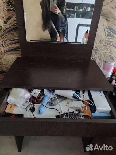 Туалетный столик с зеркалом