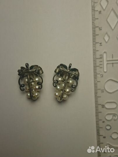 Две винтажные серебряные броши-виноградные грозди